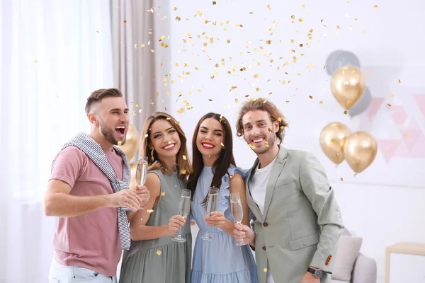 Amigos Felizes Com Champanhe Copos Confetes Casa — Fotografia de Stock