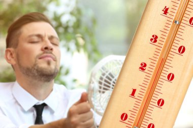 Yüksek sıcaklık termometre ve adam ofiste sıcaktan acı