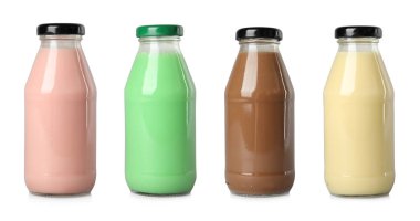 Beyaz arka plan üzerinde farklı meyve suları ile cam şişe ayarla