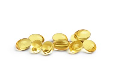 Beyaz arka plan üzerinde morina karaciğeri yağı hapları