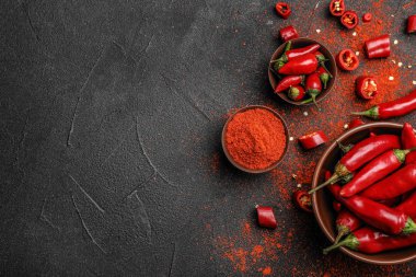 Düz yatıyordu kompozisyon koyu arka plan üzerinde toz ve ham chili biber ile. Metin için yer