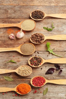 Kaşık biber ahşap masa, üstten görünüm üzerinde farklı tipleri ile