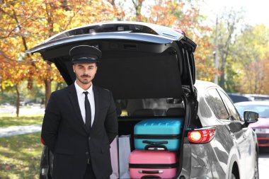 Genç sürücü araba açık gövde açık havada ile yakın duran