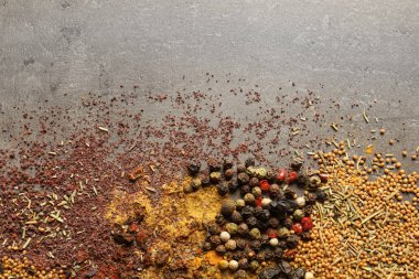 Farklı Aromatik baharatlar ve gri arka plan, üstten görünüm üzerinde metin için yer