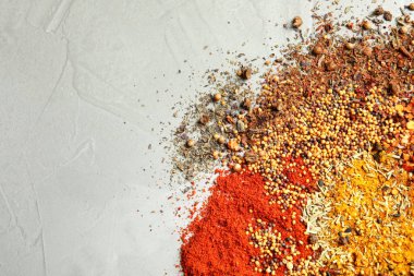Farklı aromatik baharat ve açık renkli, üstten görünüm üzerinde metin için yer
