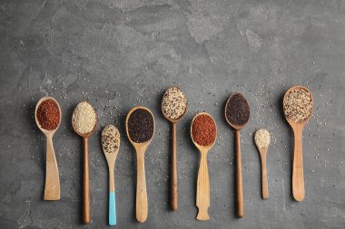 Tahta kaşık ile quinoa ve gri arka plan, üstten görünüm üzerinde metin için yer farklı