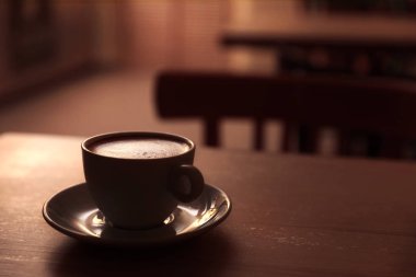 Tablo arka plan bulanık karşı taze aromatik kahve fincan. Metin için yer
