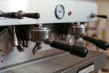 Portafilters, closeup ile modern elektrikli kahve makinesi