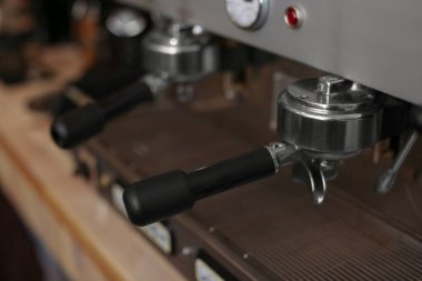 Portafilter, closeup ile modern elektrikli kahve makinesi
