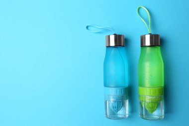 Renk arka plan, üstten görünüm üzerinde metin alanı olan spor şişeler
