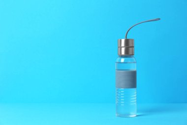 Şeffaf spor şişe su ve renk arka plan üzerinde metin için yer ile