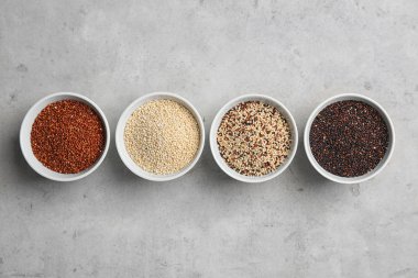 Quinoa gri arka plan üzerinde farklı tipleri ile düz yatıyordu kompozisyon