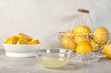 Masaya taze sıkılmış limon suyu ile kompozisyon