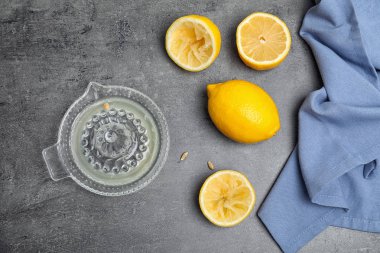 Taze sıkılmış meyve suyu ve limon masada düz yatıyordu kompozisyonu