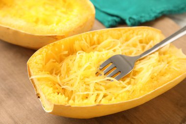 Pişmiş spagetti squash ve masada çatal
