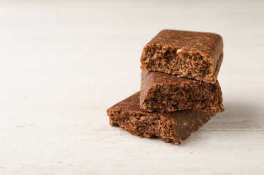 Beyaz masa çubuğunda lezzetli protein parçaları. Metin için yer