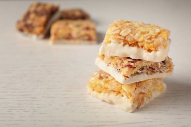 Lezzetli protein çubuğu beyaz masada. Metin için yer