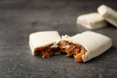 Lezzetli protein bar gri masada parçaları