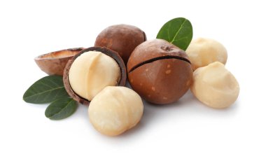 Beyaz arka plan üzerinde organik Macadamia fıstığı yığını