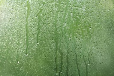 Su damlaları ve yakın plan cam görüntüsü