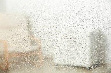 Bulanık su ile camın Oda görünümünü, closeup damla