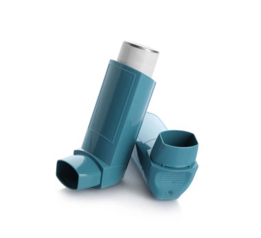 Beyaz arka plan üzerinde iki taşınabilir astım inhaler