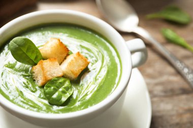 Taze sebze detoks çorbası ıspanak yemek masasında, closeup croutons yapılmış