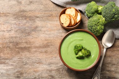 Tablo, metin için yer ile üstten görünüm servis tabak brokoli taze sebze detoks çorbası yapılır