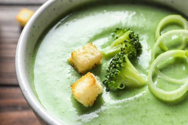 Brokoli yemek, closeup croutons taze sebze detoks çorbası yapılır