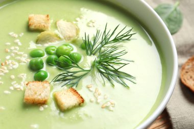 Yeşil bezelye tabak, closeup croutons taze sebze detoks çorba yapmışlar