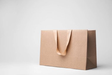 Kağıt alışveriş çantası beyaz arka plan üzerinde rahat kulplu. Mockup tasarım için