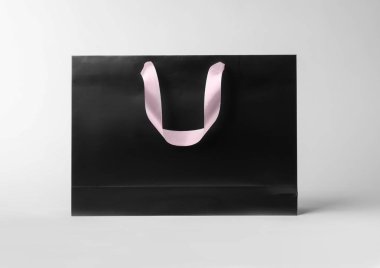 Kağıt alışveriş çantası ile kurdele beyaz arka plan üzerinde işler. Mockup tasarım için