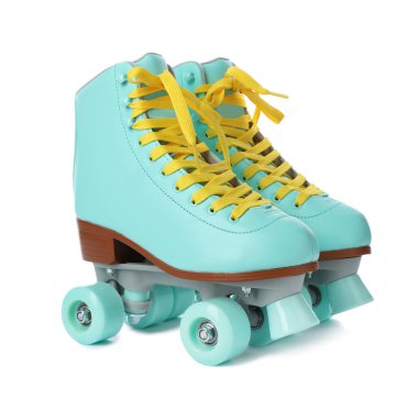 Beyaz arka plan üzerinde şık dört tekerlekli paten çifti