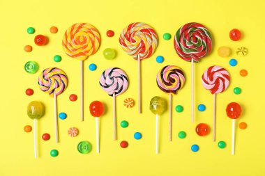 Renk arka plan üzerinde farklı şeker ile düz yatıyordu kompozisyon