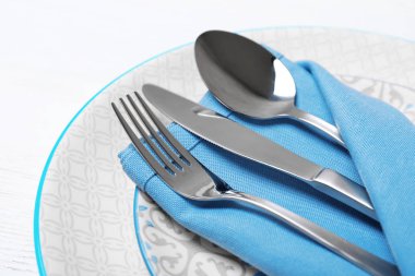 Tabak, çatal ve peçete beyaz arka planda, portre. Festival tablo ayarı