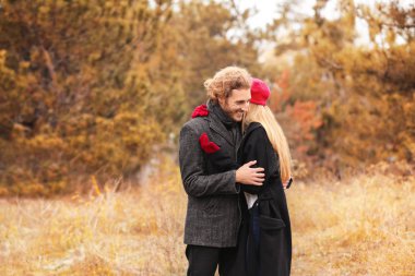 Sonbahar günü Park'ta genç romantik çift