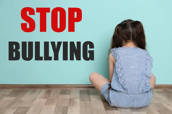 Niña Solitaria Sentada Suelo Cerca Pared Color Mensaje Detener Bullying — Foto de Stock