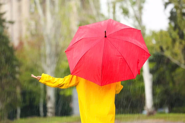 Mulher Com Guarda Chuva Vermelho Parque Dia Chuvoso — Fotografia de Stock