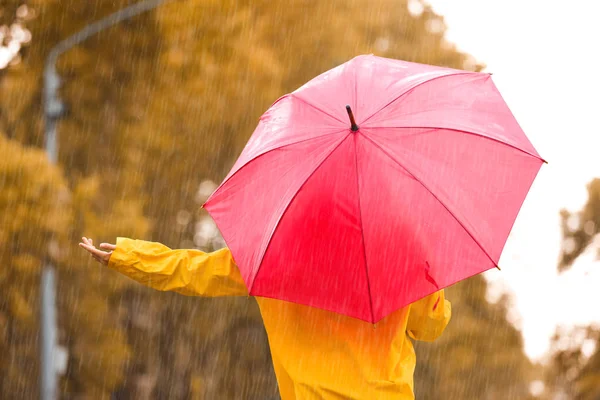 雨の日に屋外の赤い傘を持つ女性 — ストック写真
