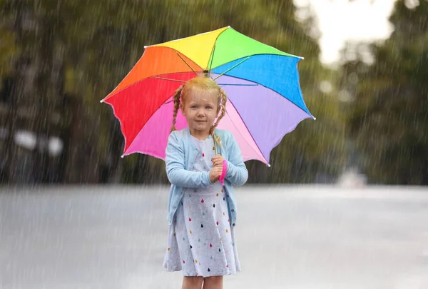 Портрет Милої Маленької Дівчинки Парасолькою Місті Дощовий День — стокове фото