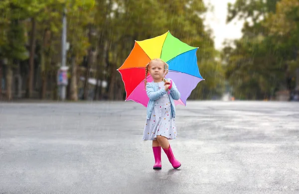 Милая Маленькая Девочка Зонтиком Городе Дождливый День — стоковое фото