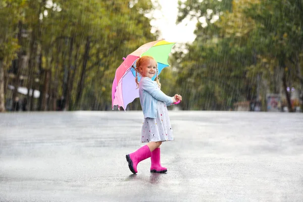 市では雨の日に傘でかわいい女の子 — ストック写真
