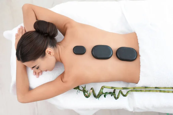 Mooie Jonge Vrouw Getting Hot Stone Massage Spa Salon Bovenaanzicht — Stockfoto