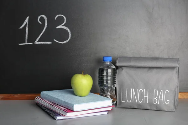 Comida Saludable Para Niño Bolsa Almuerzo Papelería Mesa Cerca Pizarra — Foto de Stock