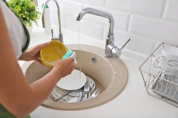 Mujer Lavando Platos Sucios Fregadero Cocina Primer Plano Tareas Limpieza — Foto de Stock