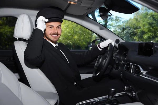 Jovem Motorista Bonito Carro Luxo Serviço Motorista — Fotografia de Stock