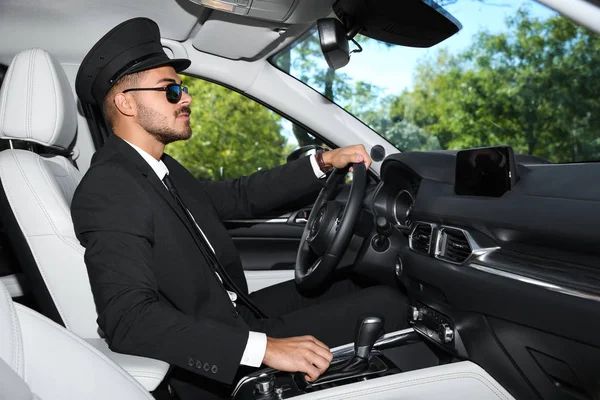 Fiatal Jóképű Vezető Ban Luxus Autó Szolgálat Sofőrrel — Stock Fotó
