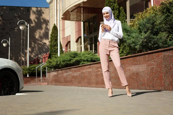 携帯電話屋外でヒジャーブのイスラム教徒の女性 — ストック写真