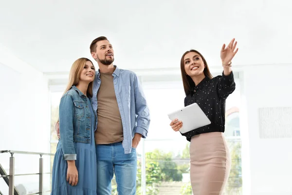 Immobilienmaklerin Zeigt Paar Neues Haus Drinnen — Stockfoto