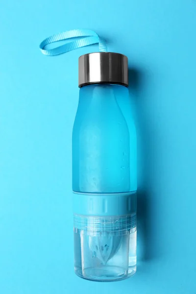 Bottiglia Sportiva Con Acqua Sullo Sfondo Colore — Foto Stock